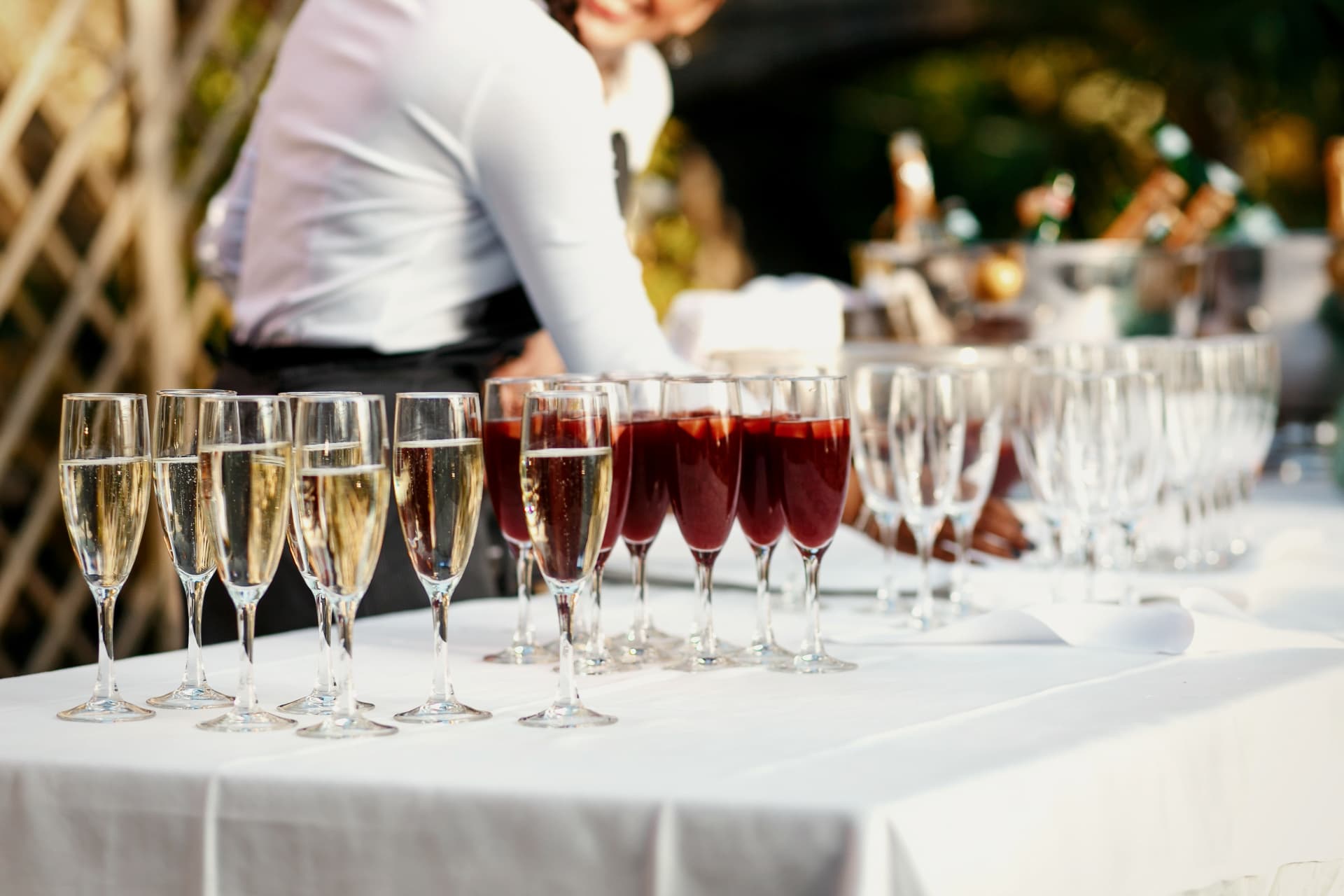 Gefüllte Sparkling Gläser auf einem Catering Tisch